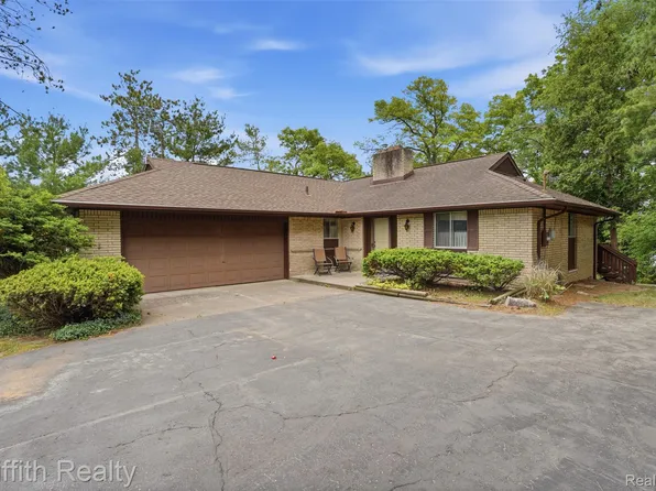 10646 Kenicott Trl, Brighton, MI 48114