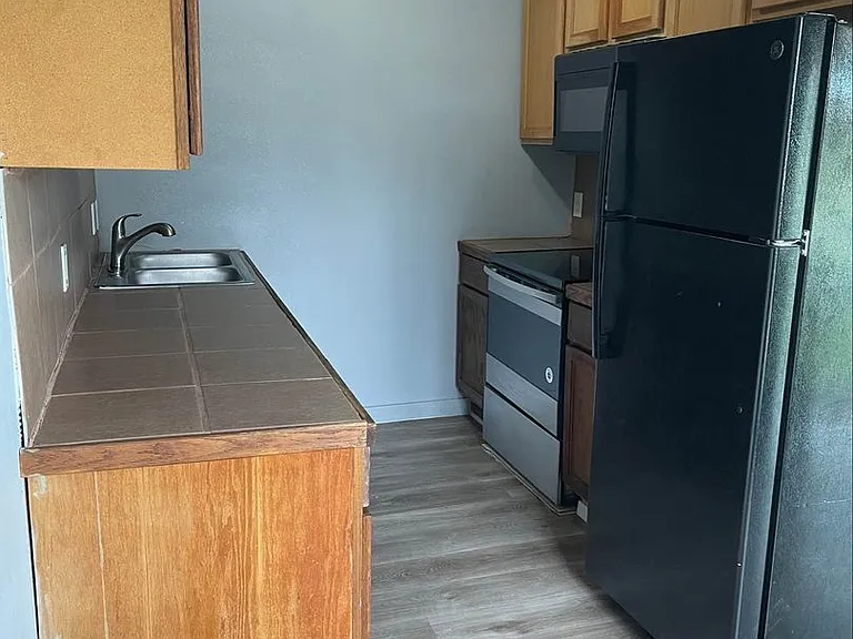 APT02-COLEMAN — Photo 1