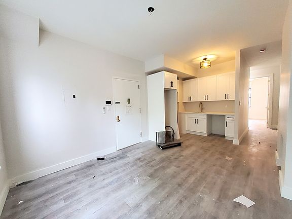 2nd image of 320 Throop Ave APT 3