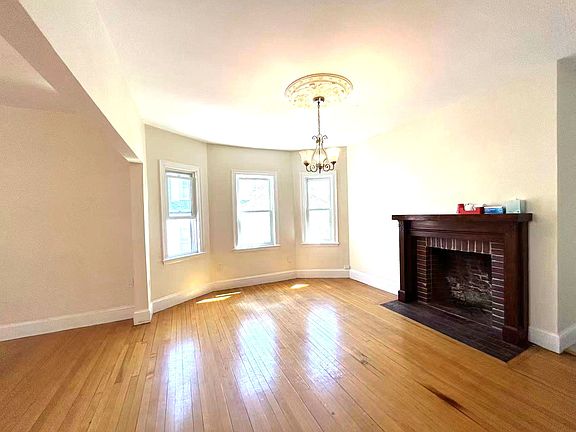 3rd image of 40 Manthorne Rd #2