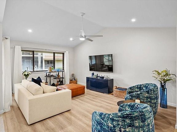 4th image of 5670 Coach House Cir APT B