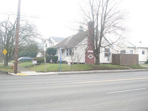 2nd image of 3906 SE Kelly St