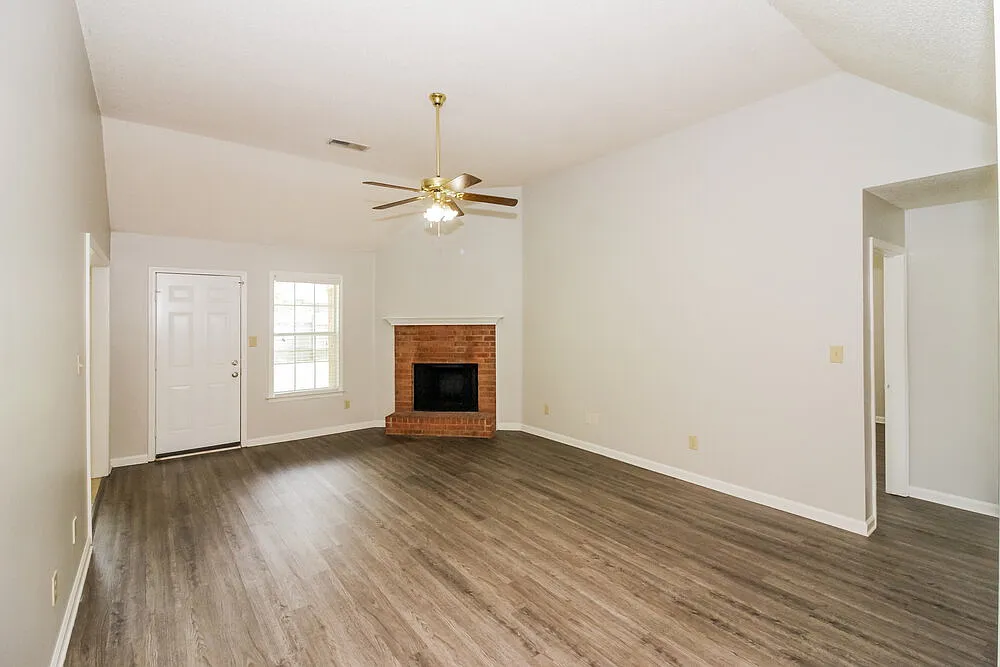 3 bed, 2.0 bath, 1348 sqft, $2,380 — Photo 4