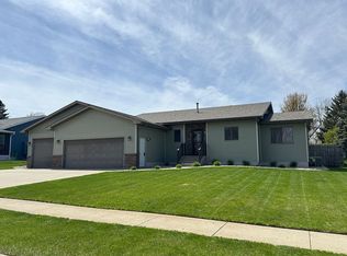315 27th St NW, Watertown, SD 57201