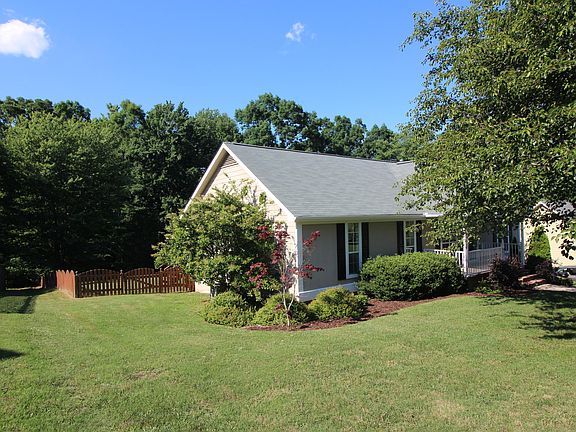 3rd image of 821 N Brook Dr