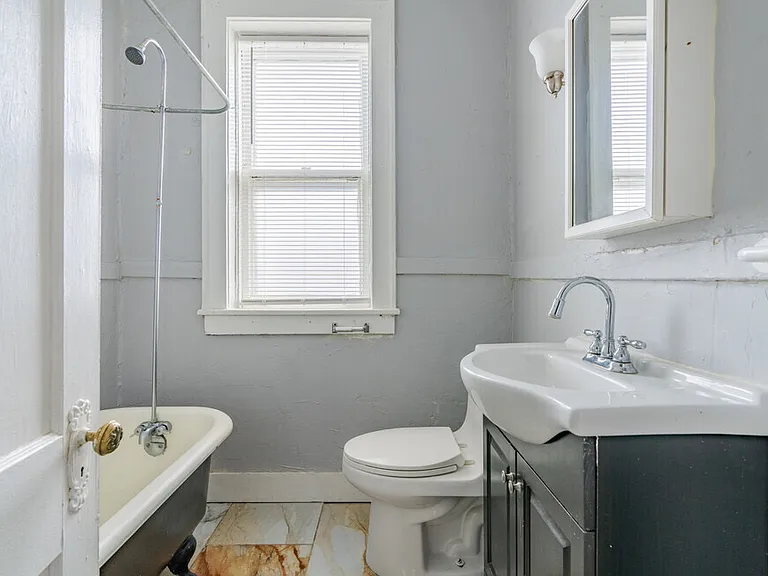 Colonial Apartments — Photo 2