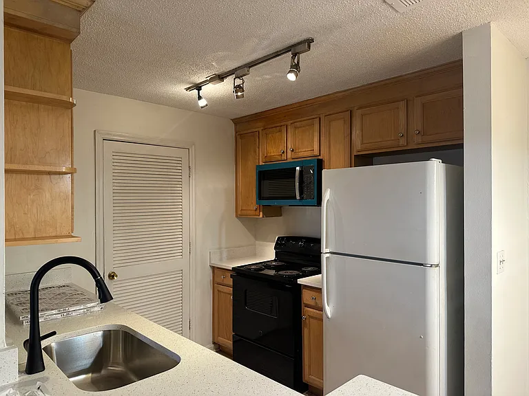 303 Granville Ct #303 — Photo 1