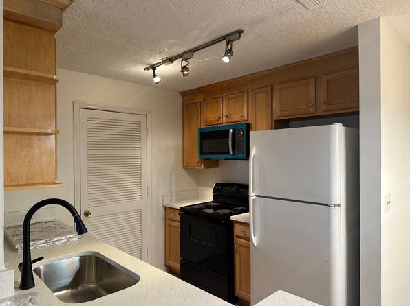 303 Granville Ct #303