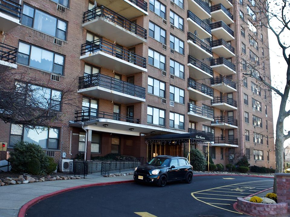 10 Huron apartment building