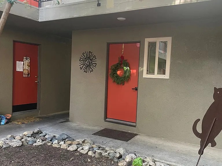 890 E 9th St — Photo 3