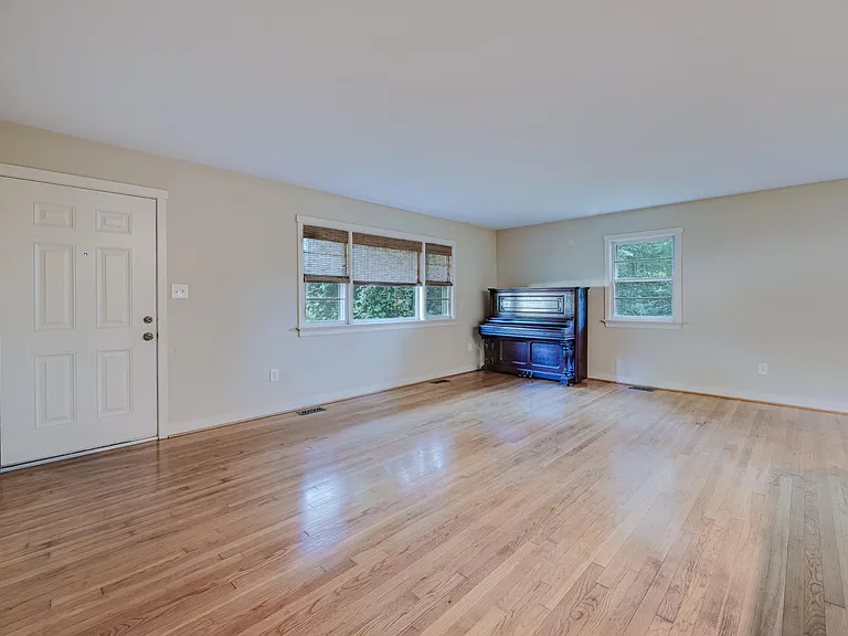 121 Winston Dr — Photo 13