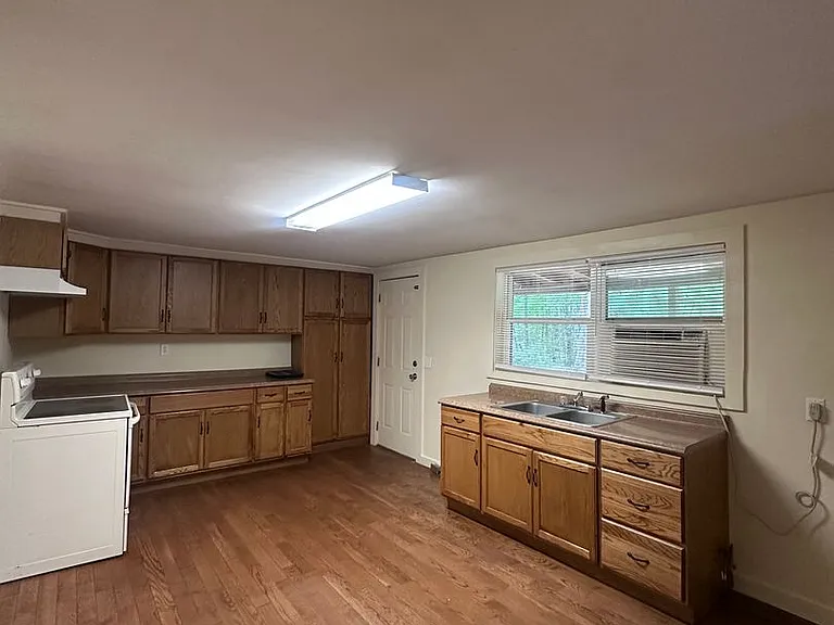 1054 Perimeter Rd — Photo 3