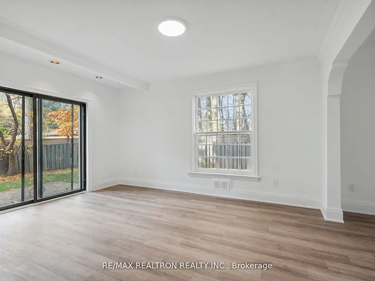 6 Woodvale Cres — Photo 9