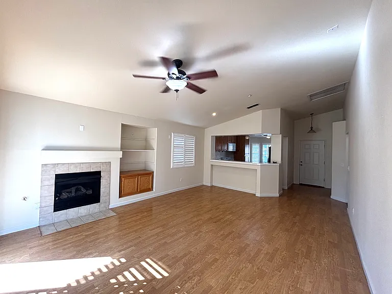 907 Farnham Ave — Photo 2