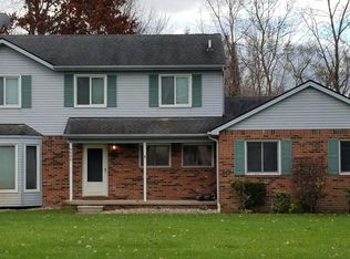9596 Rosemary Ln, Brighton, MI