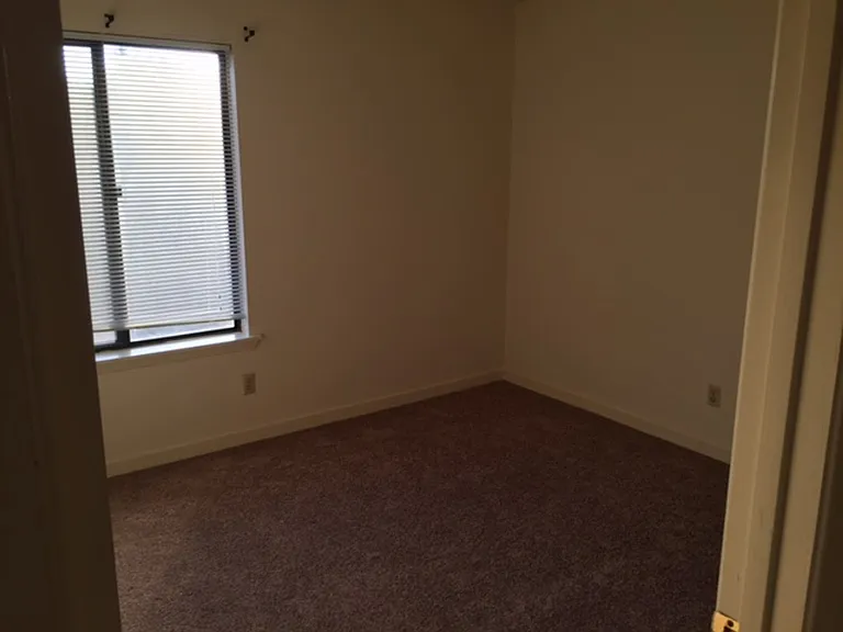 415 Laurel Ave W — Photo 3