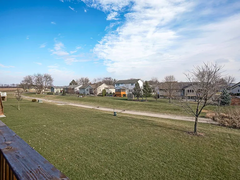 826 Thompson Dr — Photo 15