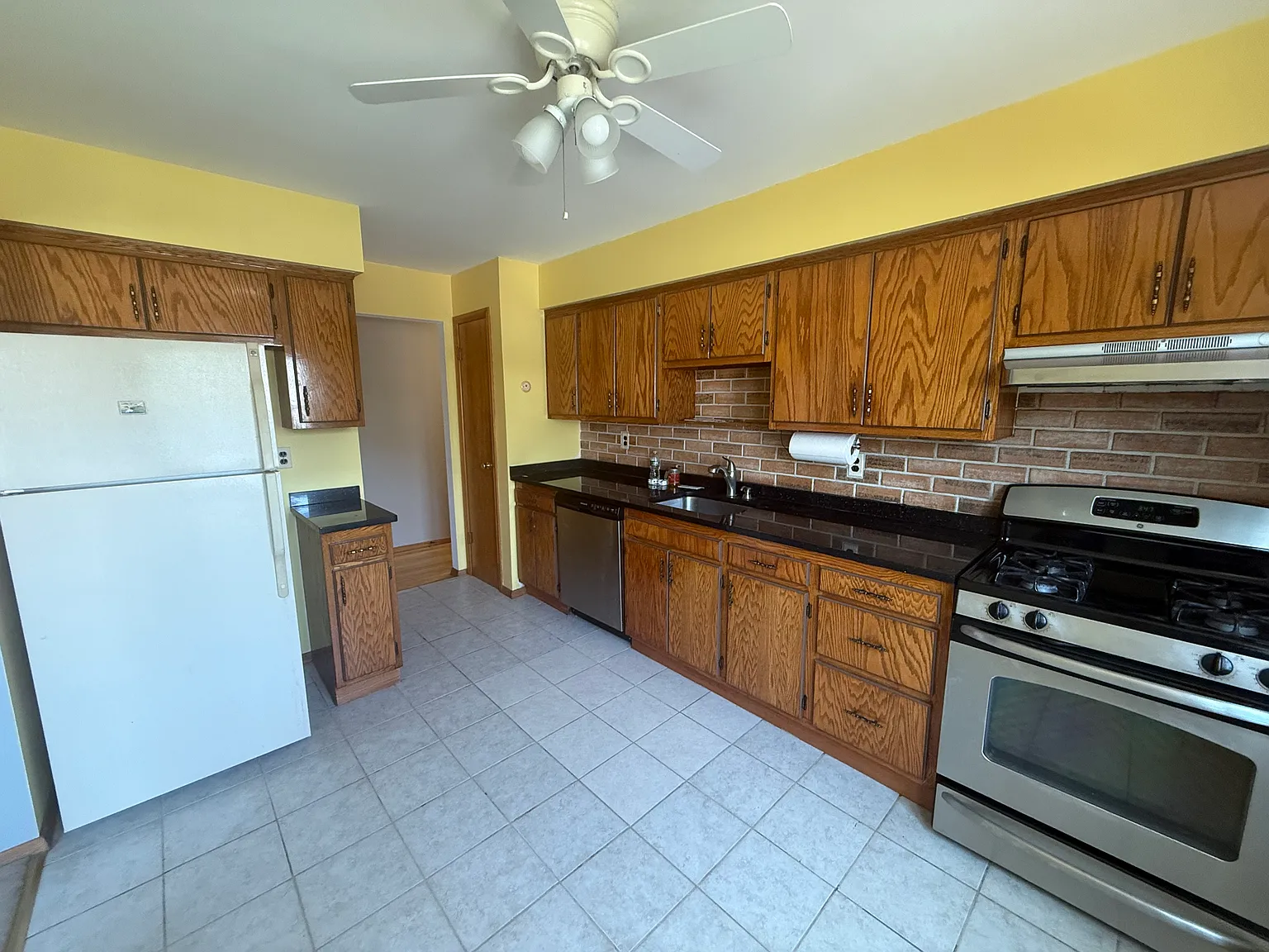 3 bed, $2,750 — Photo 2