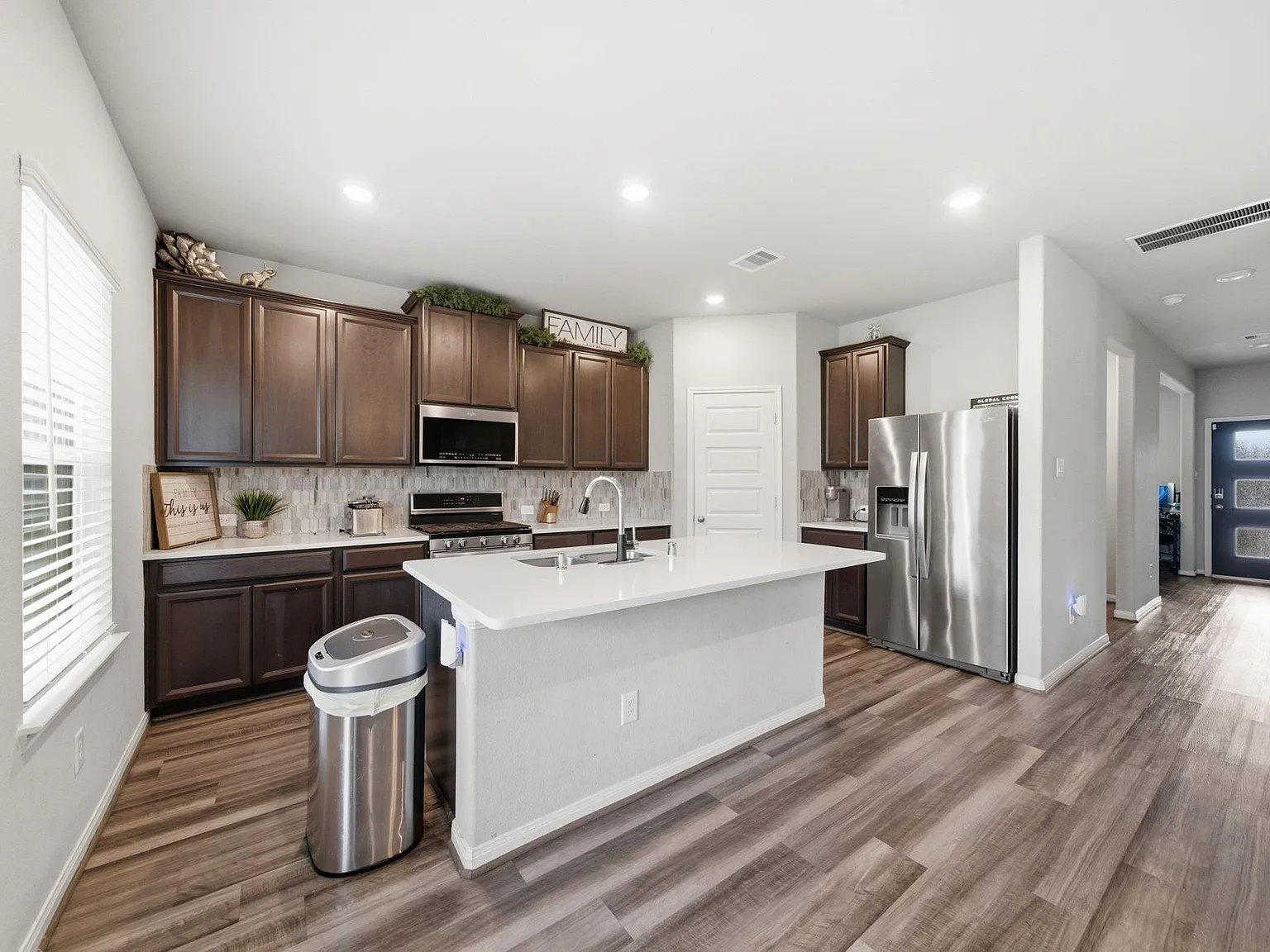 4 bed, 2.5 bath, 2364 sqft, $3,000 — Photo 2