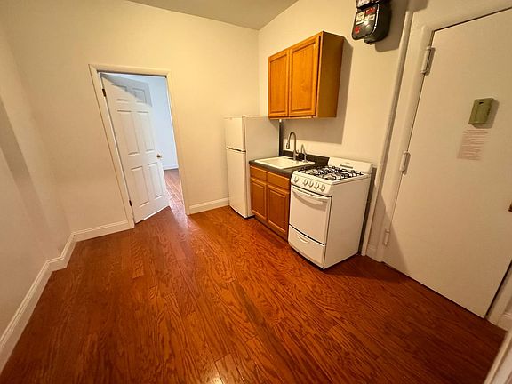 3rd image of 424 E 73rd St #3
