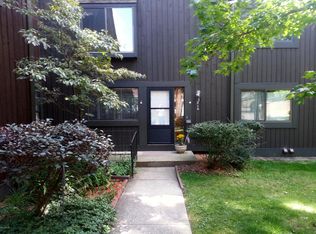 216 Lochcarren Ct, Kalamazoo, MI