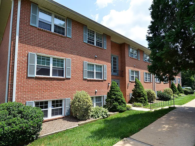 Hickory Hills Condominiums — Photo 15