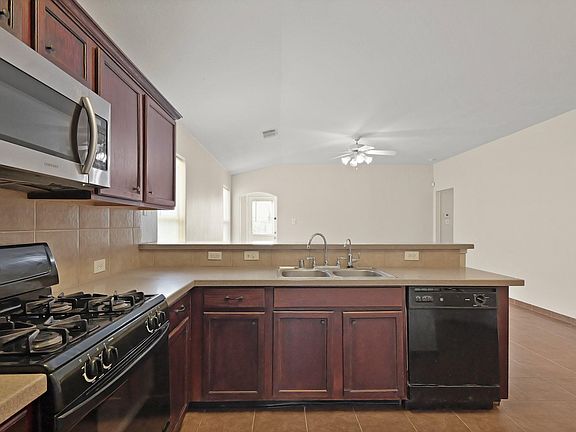 3rd image of 1907 Wooded Acres Dr
