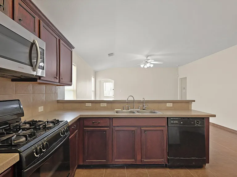 1907 Wooded Acres Dr — Photo 3
