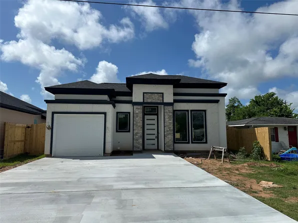 805 Lewis St, Clute, TX 77531
