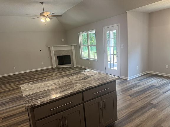 4th image of 465 Magnolia St