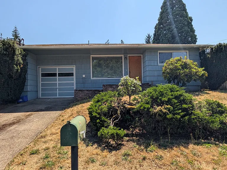 690 E 39th Ave — Photo 2