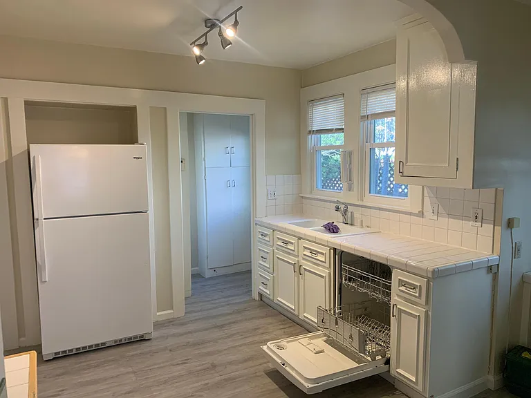 2941 Rawson St — Photo 10