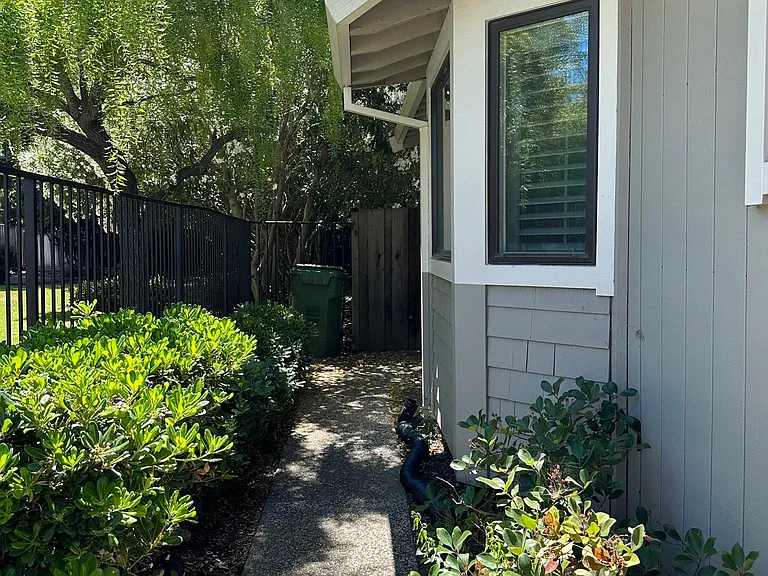 852 Minnesota Ave — Photo 2