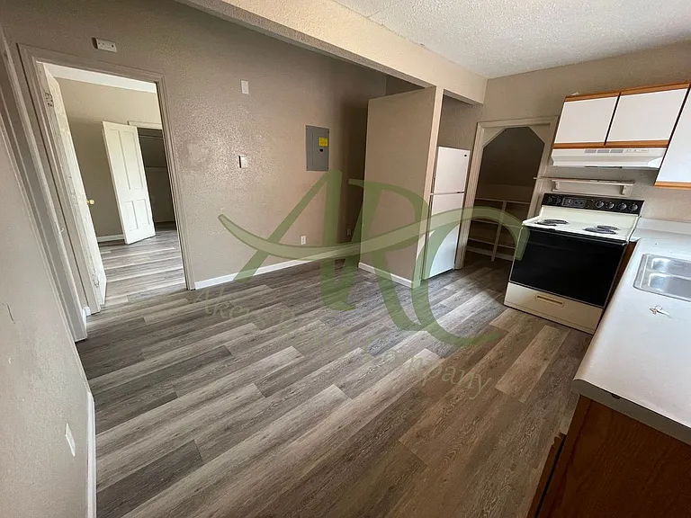 511 W 12th St — Photo 3