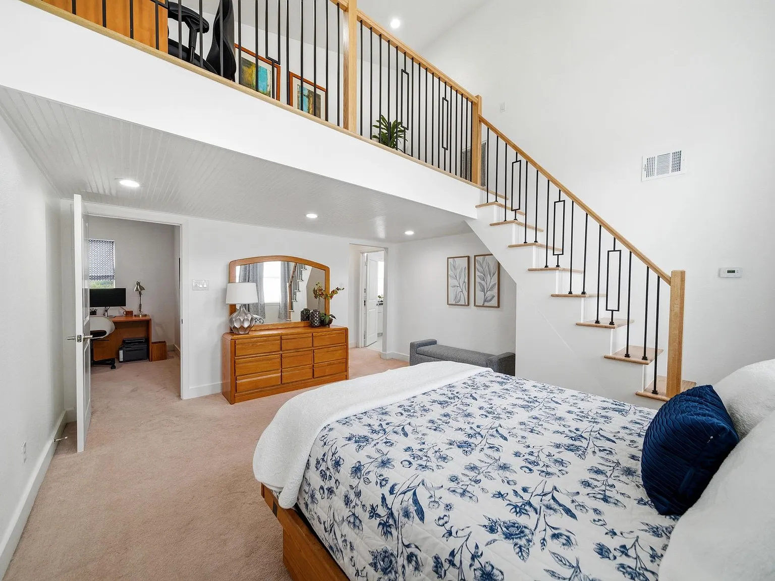 2 bed, 2.5 bath, 2006 sqft, $2,200 — Photo 2
