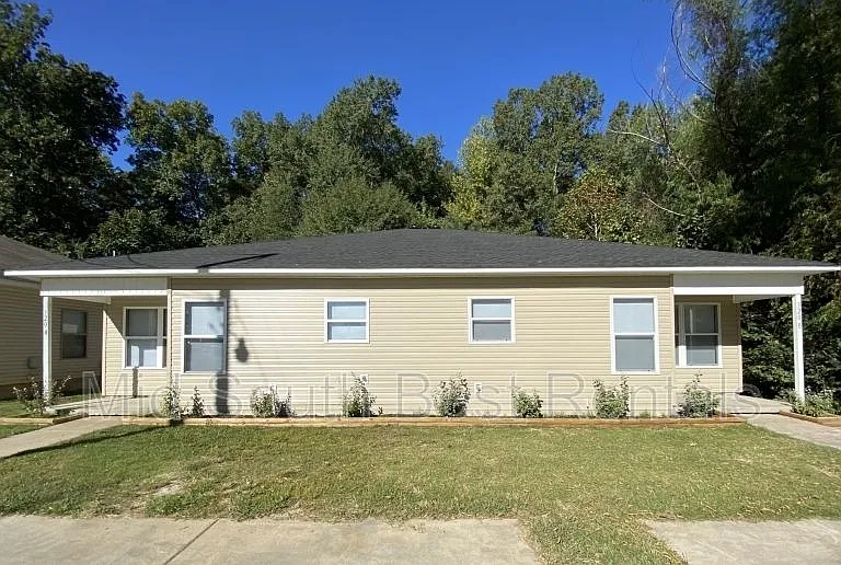 320 Bellewood Ln #B — Photo 1