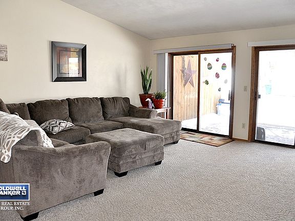 Grt Rm Accesses the Deck