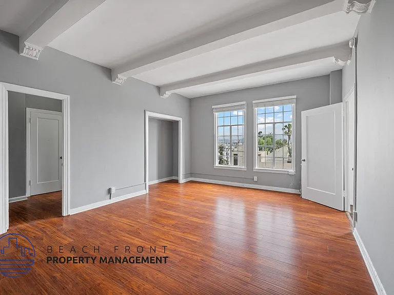 512 S. Hobart Blvd. — Photo 20