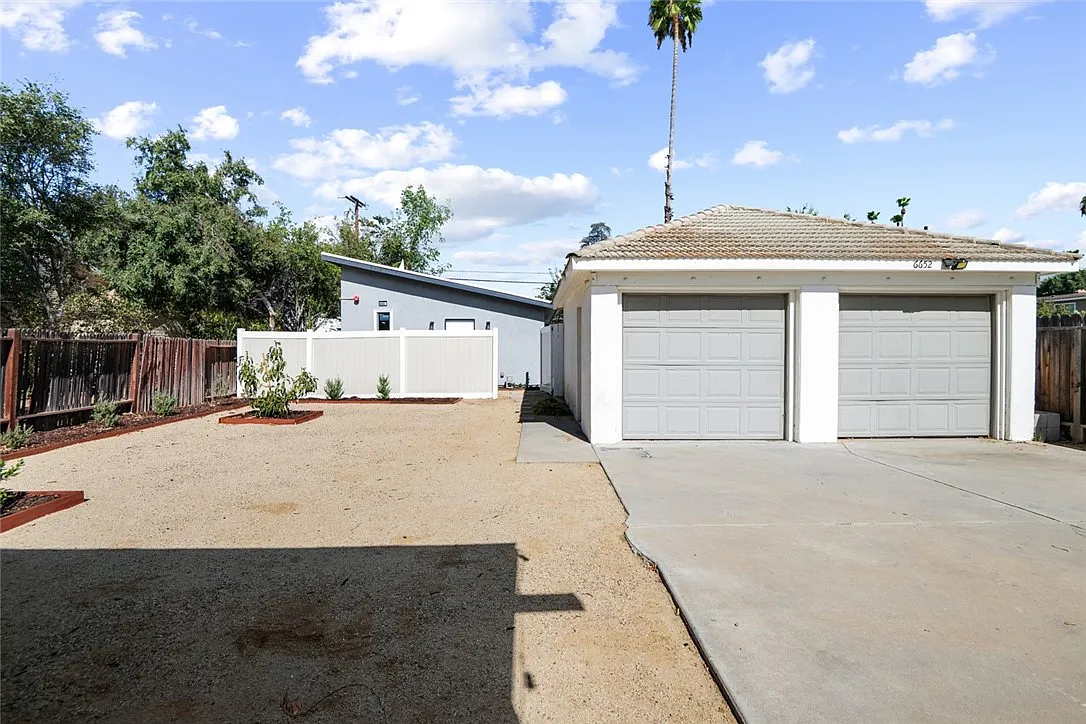 2 bed, 752 sqft, $2,450 — Photo 2