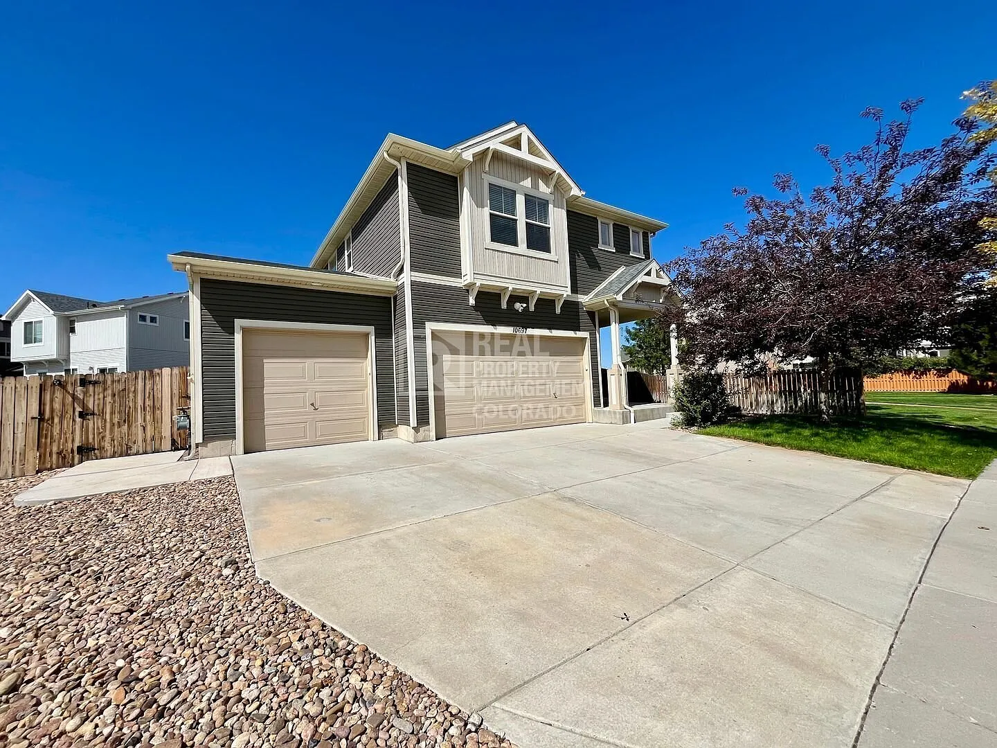 Beautiful 4-Bedroom Home with 3-Car Garage — Photo 1