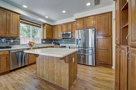 5th image of 18 Bonack Pl