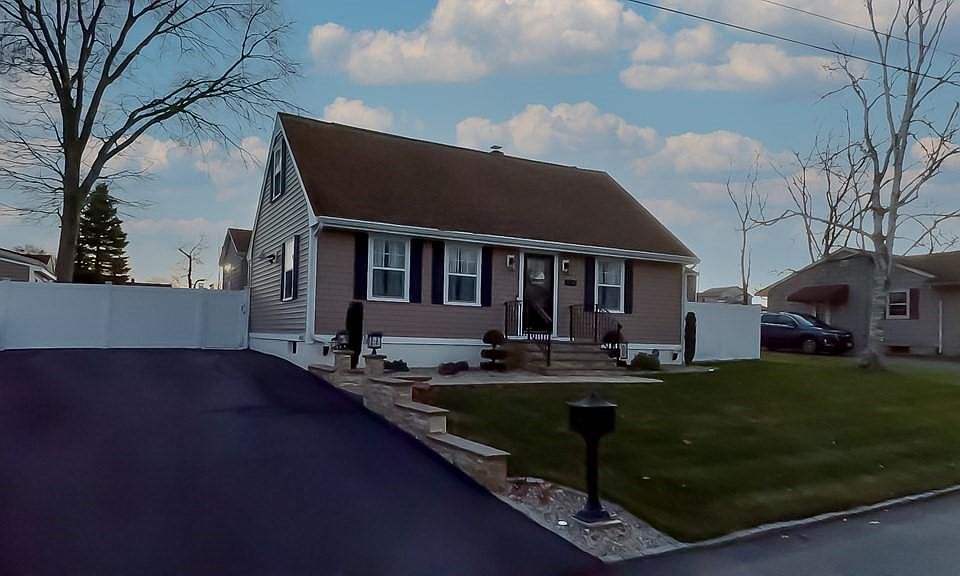 1st image of 374 Cummington St