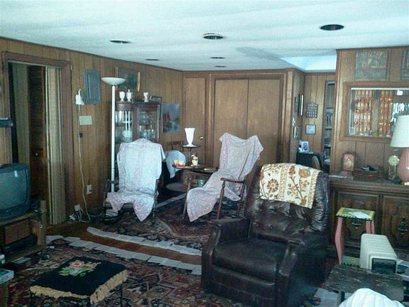 3rd image of 105 W James Ave