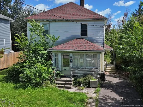 865 Barker St, Fredericton, NB E3A 3K4