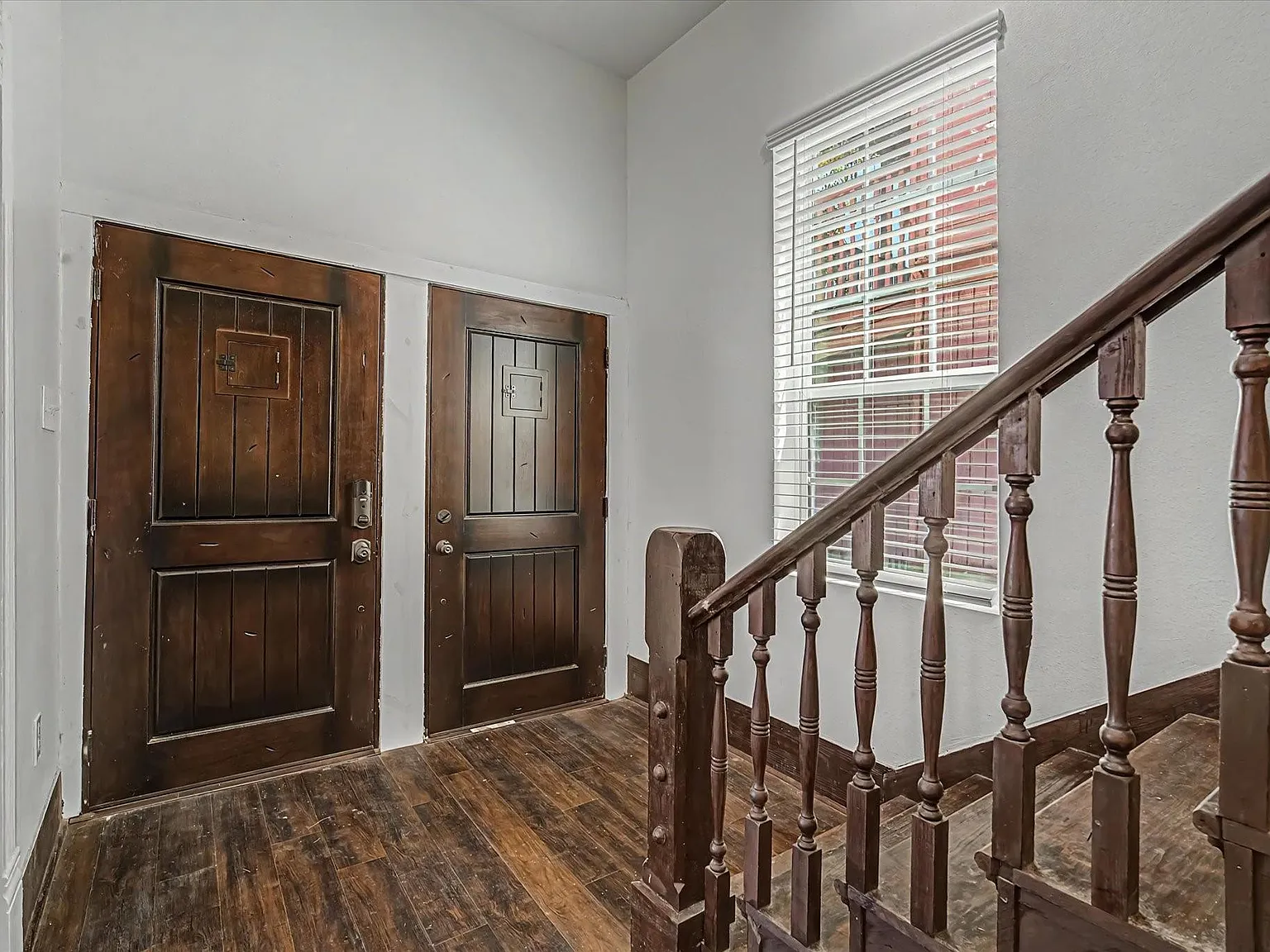3 bed, 2.0 bath, 2151 sqft, $3,200 — Photo 2