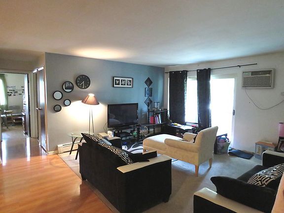 5th image of 9S060 Lake Dr APT 207