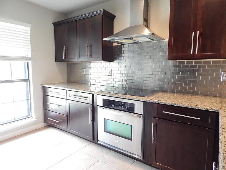 424 Adelaide Dr — Photo 5