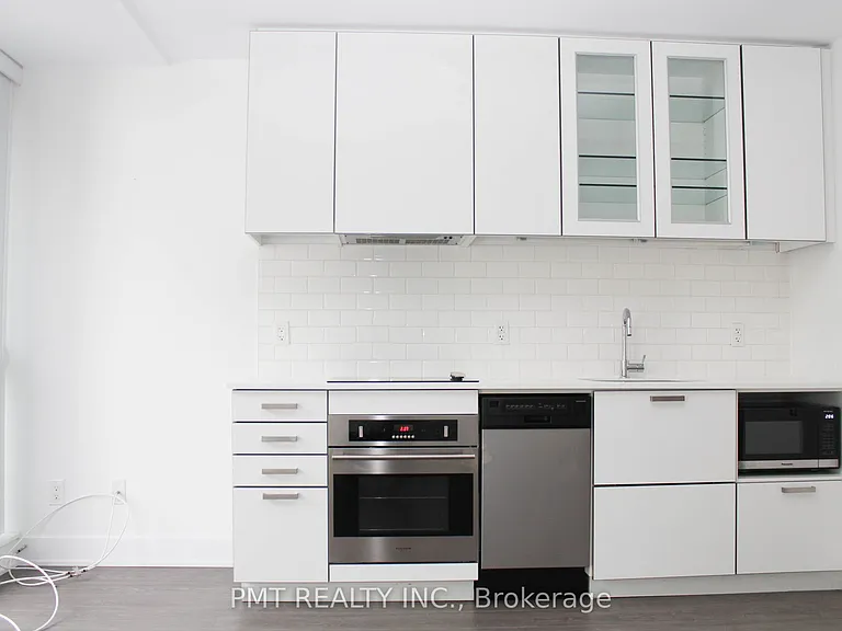 508 Wellington St W #709 — Photo 6