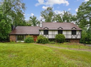 1832 Ridgeview Ct, Cedar Rapids, IA 52403