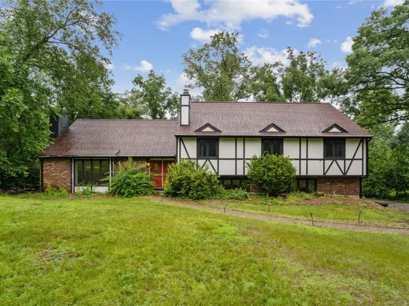 1832 Ridgeview Ct, Cedar Rapids, IA 52403